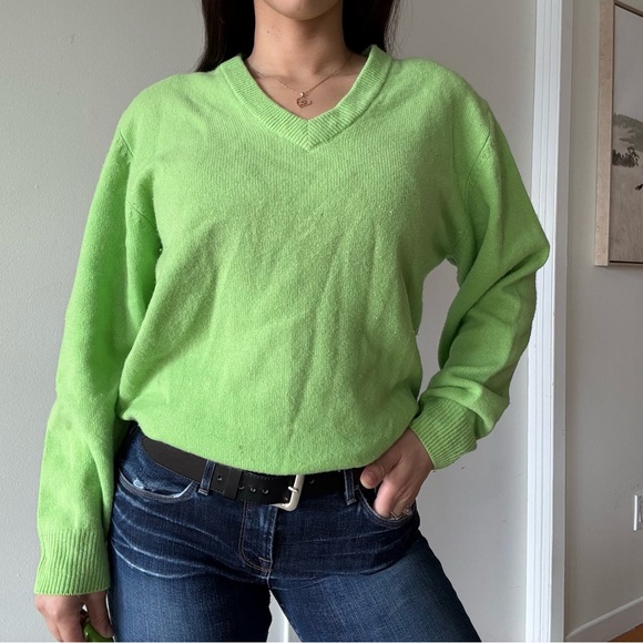 90s Vintage Green Wool V-Neck Cozy Sweater - Picture 3 of 7